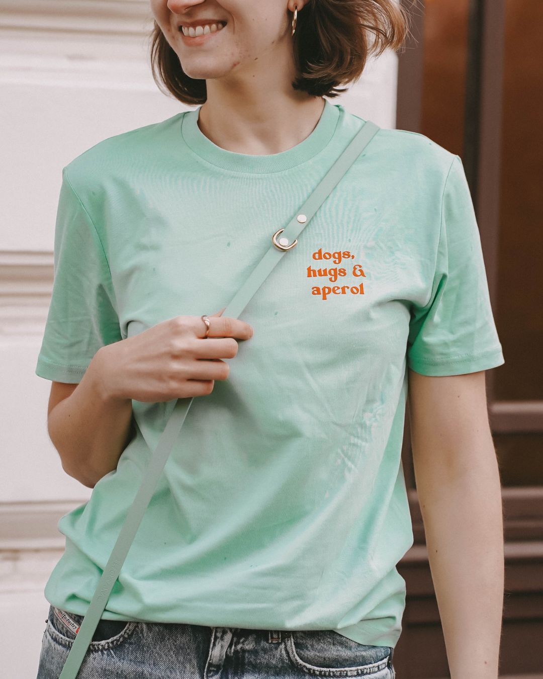 Organic Shirt 'dogs, hugs & aperol' | Salbei