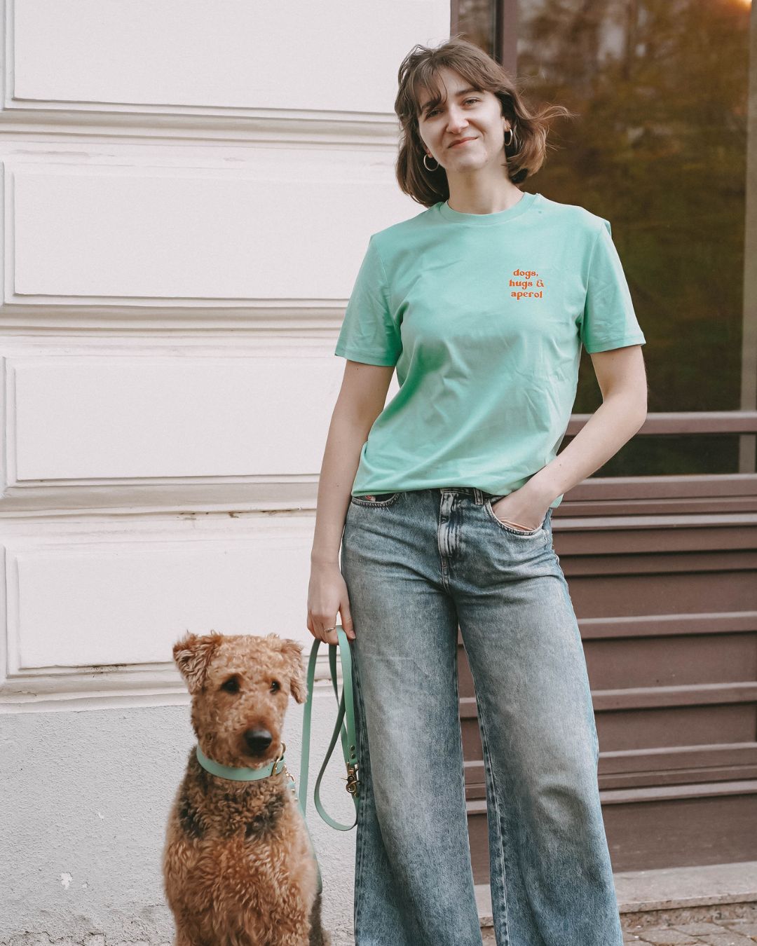 Organic Shirt 'dogs, hugs & aperol' | Salbei