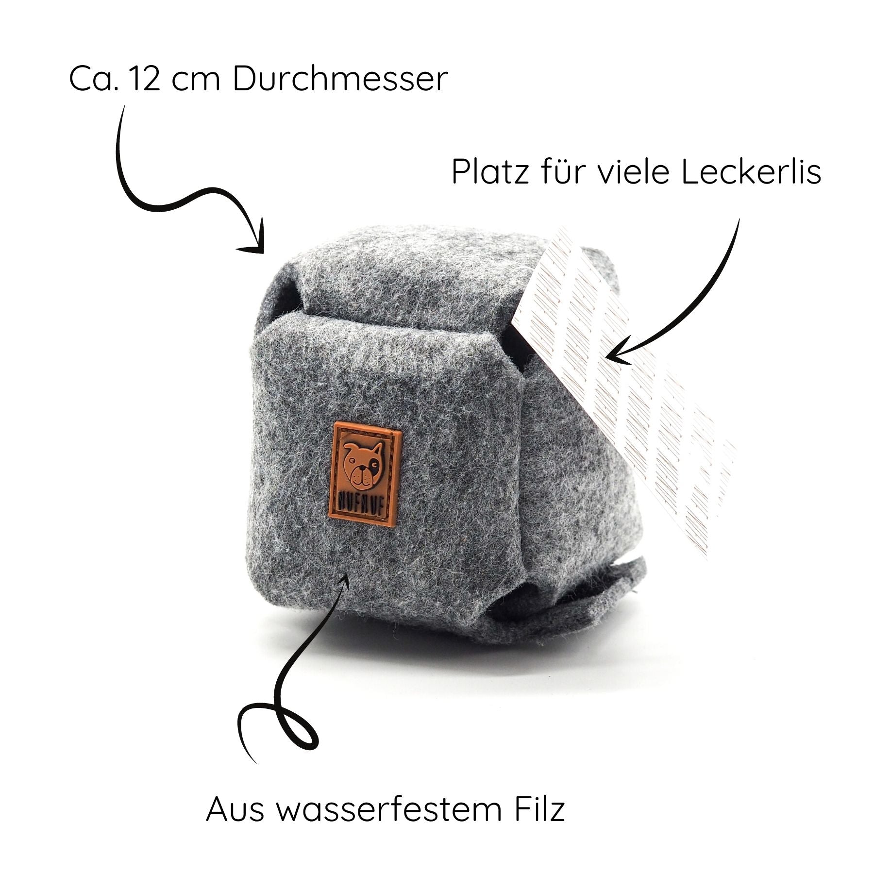 Dein Hund ist oft hibbelig und braucht Beschäftigung zu Hause? Dann schau dir dieses Filzspielzeug von NufNuf ganz genau an. Du kannst es mit den Lieblingsleckerlis von deinem Wuffi füllen und er hat minutenlang Spaß damit. Durch das natürliche Material ist es vollkommen sicher für deinen Vierbeiner. Die praktische Größe ist perfekt für fast alle Hunde, klein oder groß. Ca. 12 cm Durchmesser machen viel Spielspaß möglich.