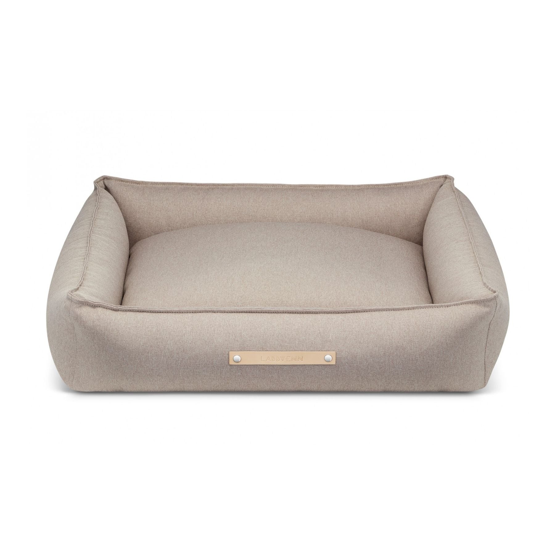 Dieses Bild zeigt ein Hundebett im nordischen Stil von LABBVENN. Es heißt Töve und ist in drei Größen erhältlich. Das Bett wird für deinen Hund in sorgfältiger Handarbeit hergestellt, ist nachhaltig und sehr luxuriös. Dies ist die Farbe Nut.