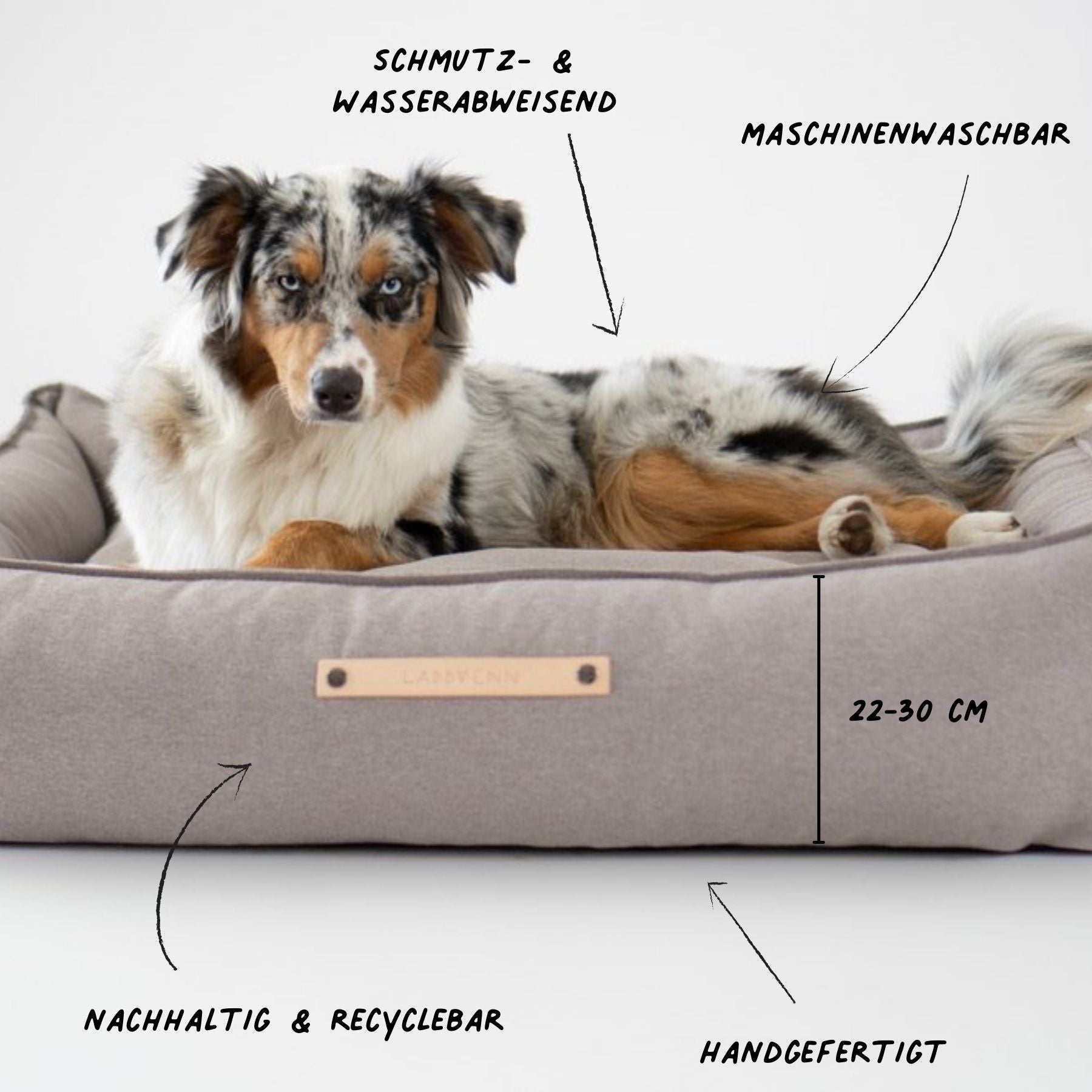 Dieses Bild zeigt ein Hundebett im nordischen Stil von LABBVENN. Es heißt Töve und ist in drei Größen erhältlich. Das Bett wird für deinen Hund in sorgfältiger Handarbeit hergestellt, ist nachhaltig und sehr luxuriös. Dies ist die Farbe Nut.