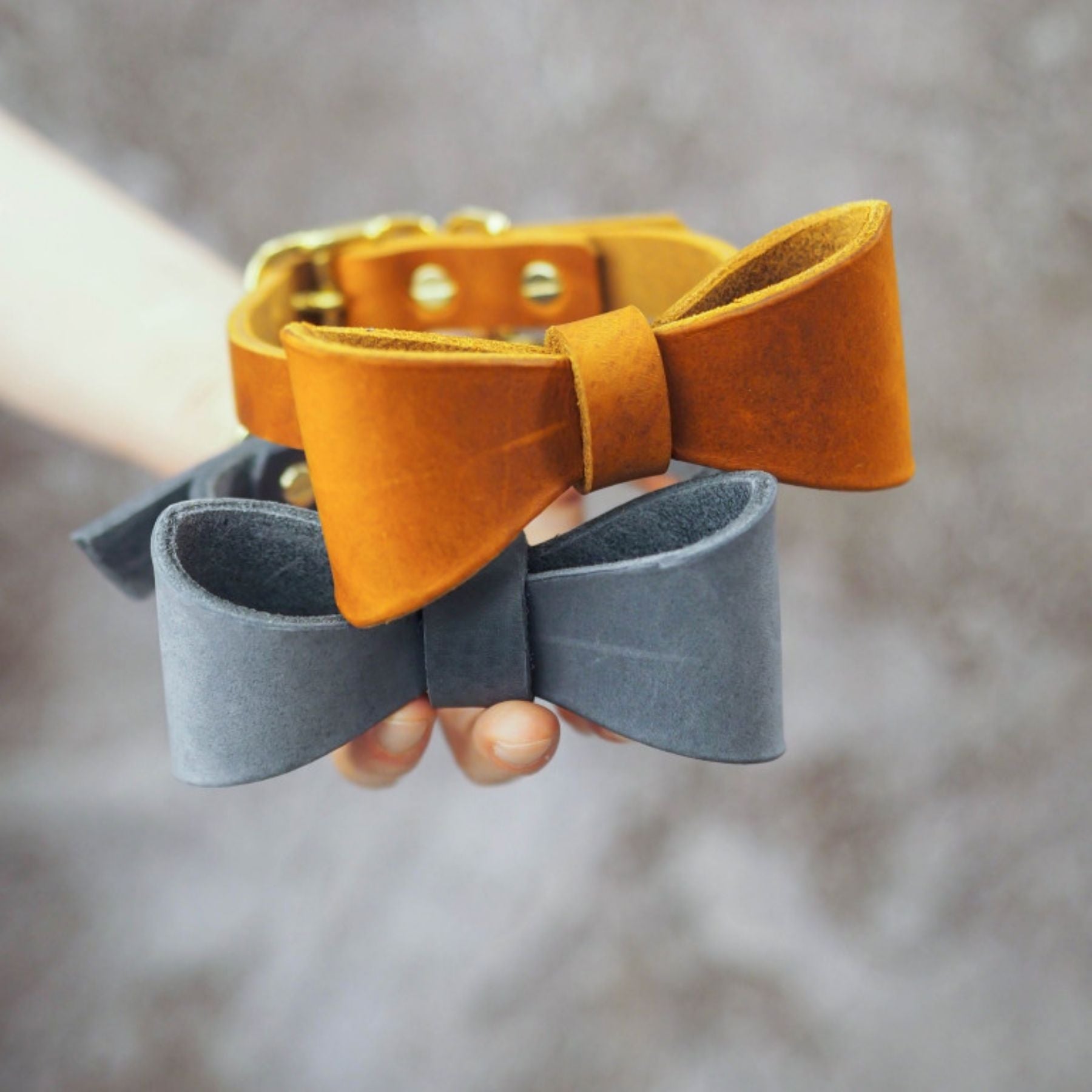 Unsere schicke Fliege aus Fettleder ist das perfekte Accessoire für deinen Hund. Du kannst diese Fliege ganz einfach an einem Halsband befestigen. Wir fertigen unsere Produkte in sorgfältiger Handarbeit in Wien.