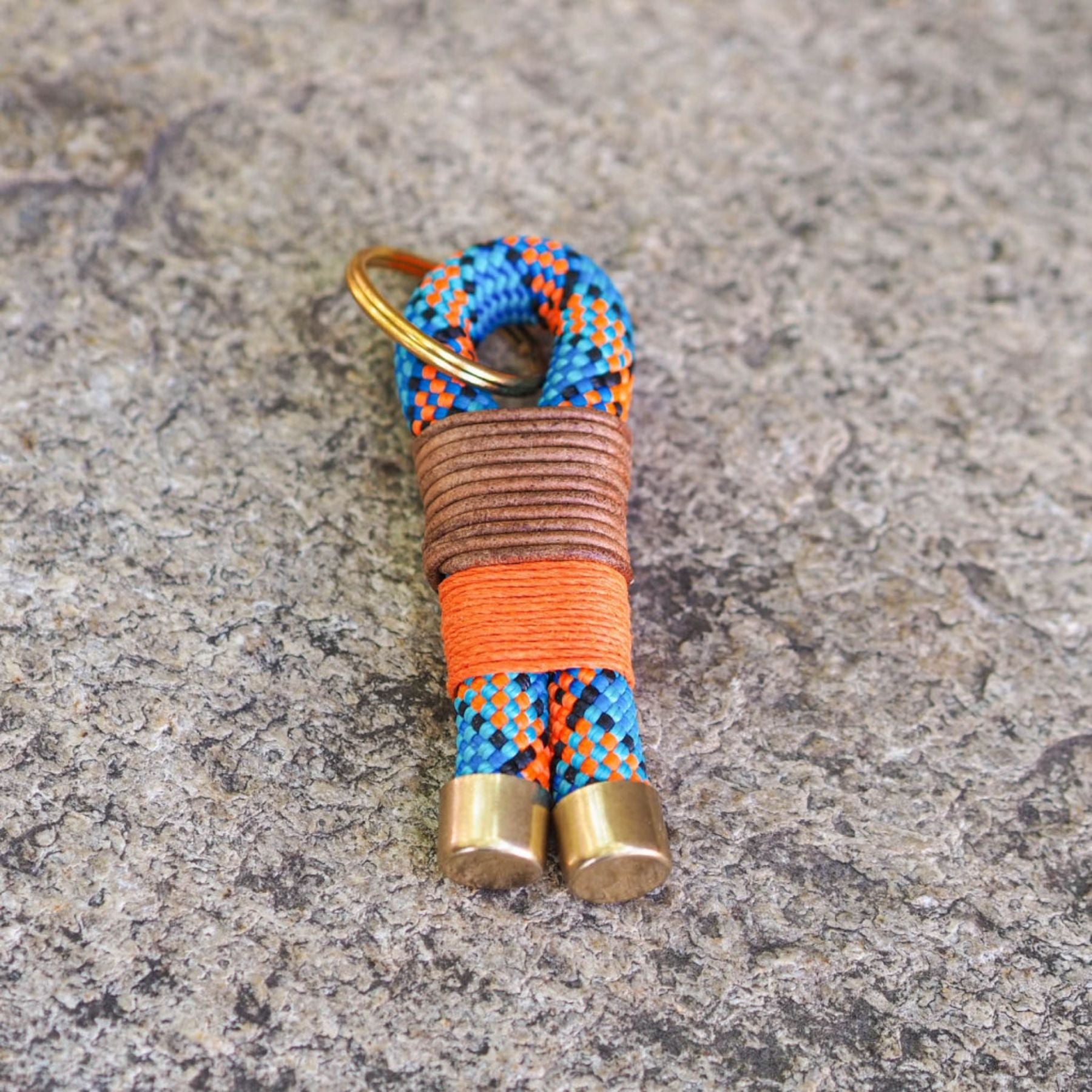 Schlüsselanhänger aus Kletterseil-Reststücken, handgefertigt und jedes Stück ein Unikat. Zu den Anhängern gibt es das passende Hundehalsband und die passende Hundeleine. Damit du mit deinem Hund im Partnerlook spazieren gehen kannst. Jetzt bei Pawsome Hundezubehör.