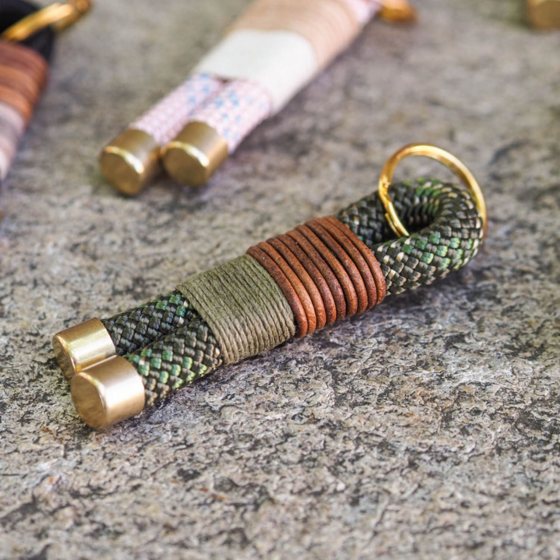 Schlüsselanhänger aus Kletterseil-Reststücken, handgefertigt und jedes Stück ein Unikat. Zu den Anhängern gibt es das passende Hundehalsband und die passende Hundeleine. Damit du mit deinem Hund im Partnerlook spazieren gehen kannst. Jetzt bei Pawsome Hundezubehör.