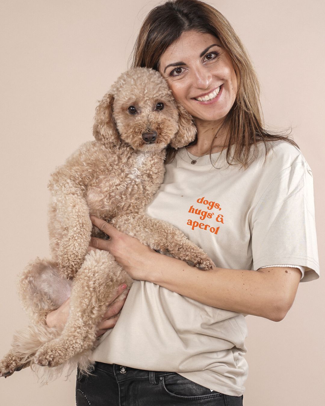 Organic Frauen-Shirt 'dogs, hugs & aperol'