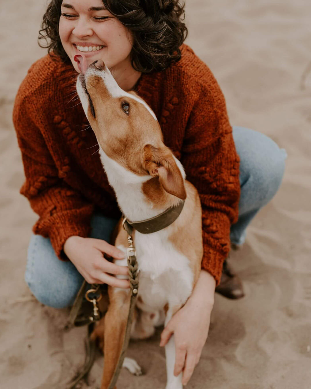 Hund und Frauchen am Strand mit der Hundeleine Bjarki in Olive