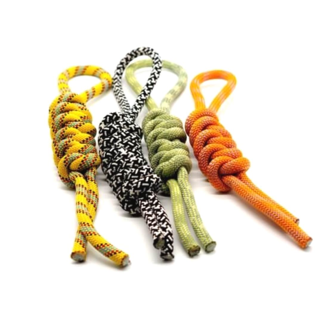 Handgefertigtes Zerrspielzeug in verschiedenen Farben für den Hund im Pawsome Onlineshop