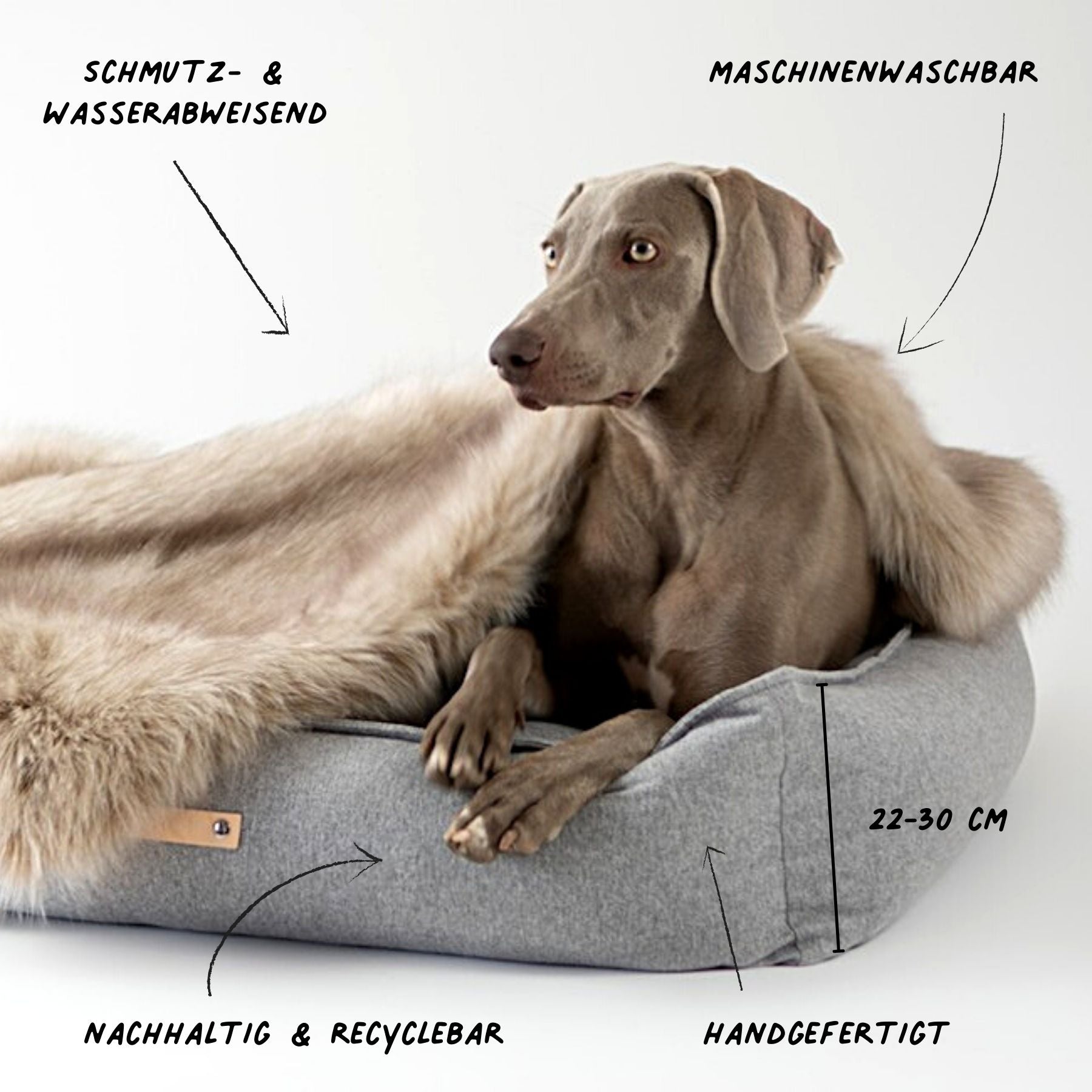 Dieses Bild zeigt ein Hundebett im nordischen Stil von LABBVENN. Es heißt Møvik und ist in drei Farben und drei Größen erhältlich. Das Bett wird für deinen Hund in sorgfältiger Handarbeit hergestellt, ist nachhaltig und sehr luxoriös. Dies ist die Farbe Grey-Grau.