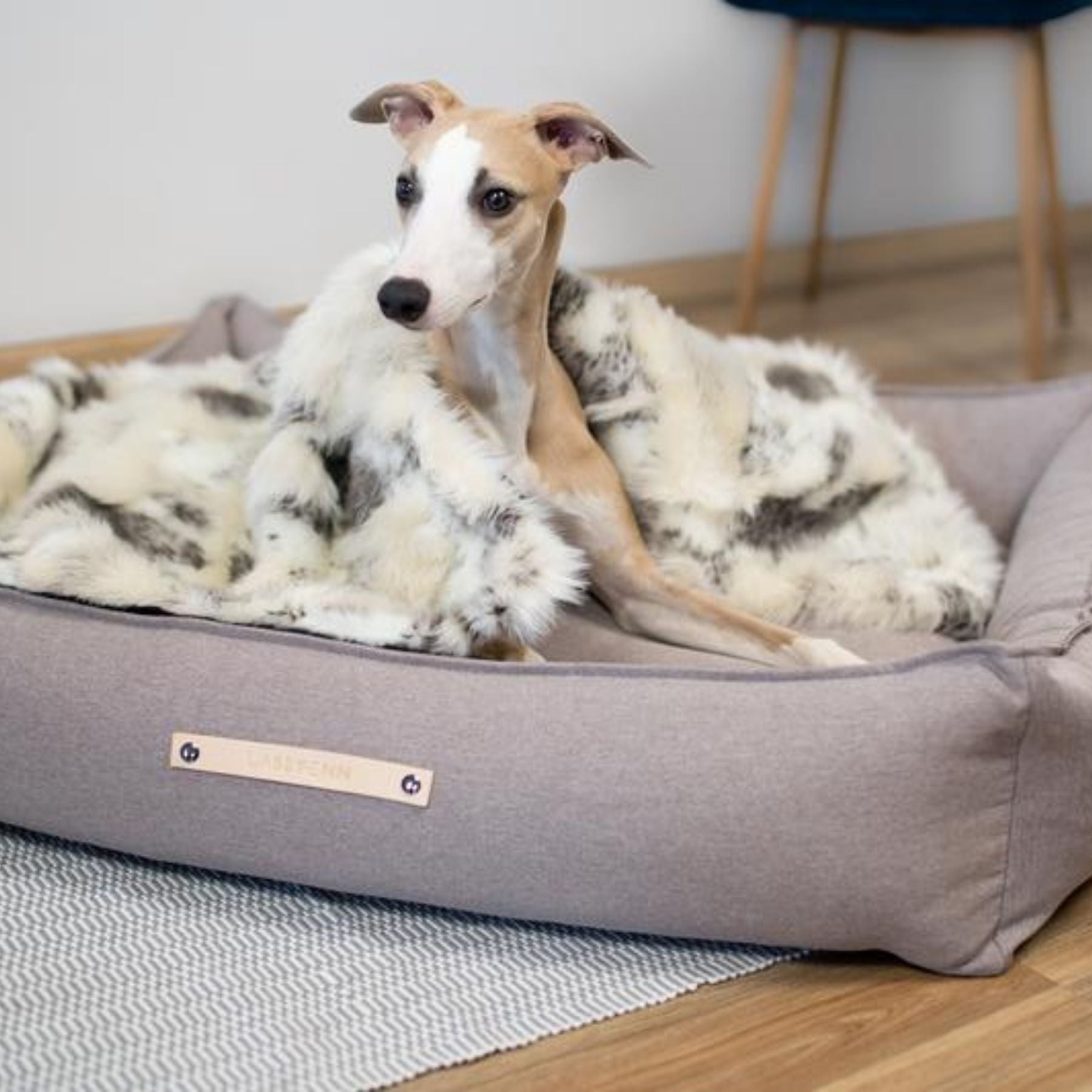 Dieses Bild zeigt ein Hundebett im nordischen Stil von LABBVENN. Es heißt Töve und ist in drei Größen erhältlich. Das Bett wird für deinen Hund in sorgfältiger Handarbeit hergestellt, ist nachhaltig und sehr luxuriös. Dies ist die Farbe Nut.