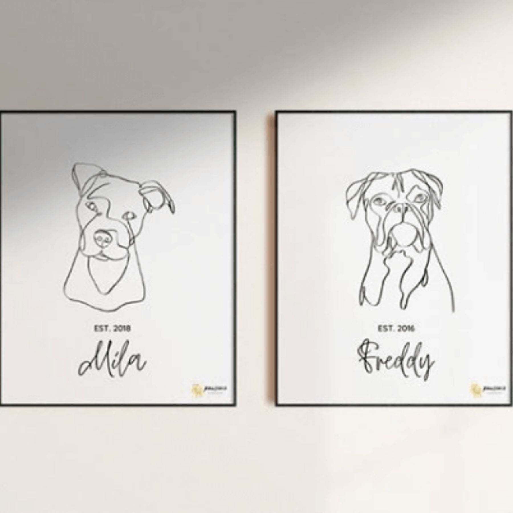 Auf diesem Bild ist ein handgezeichnetes Hundeportrait. Es wird von PAWSOME in Wien hergestellt und ist das perfekte Geschenk für jeden Hundebesitzer. Du schickst ein hochauflösendes Foto an uns und bekommst eine individuelle Hundezeichnung als Print oder digitale Datei.